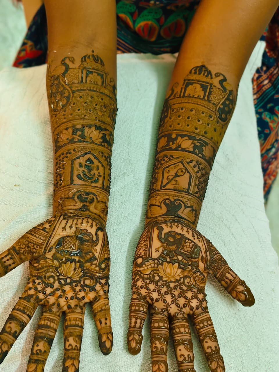 Simple modern leaf trail mehandi