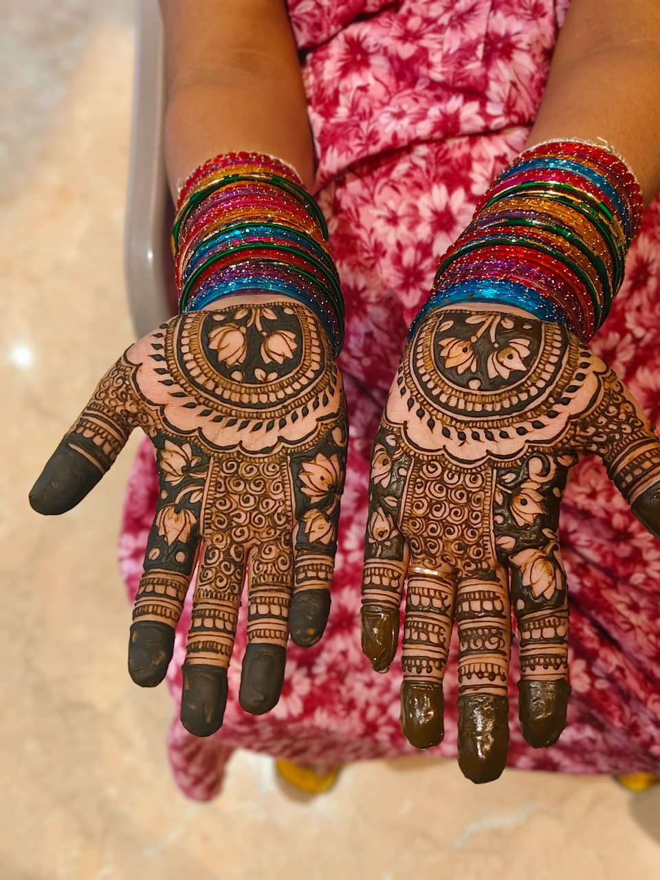 Modern minimalist line work mehandi fingers